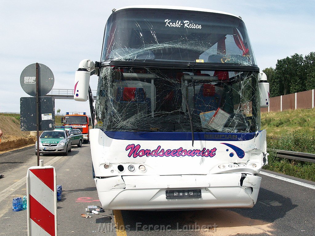 VU Auffahrunfall Reisebus auf LKW A 1 Rich Saarbruecken P47.JPG